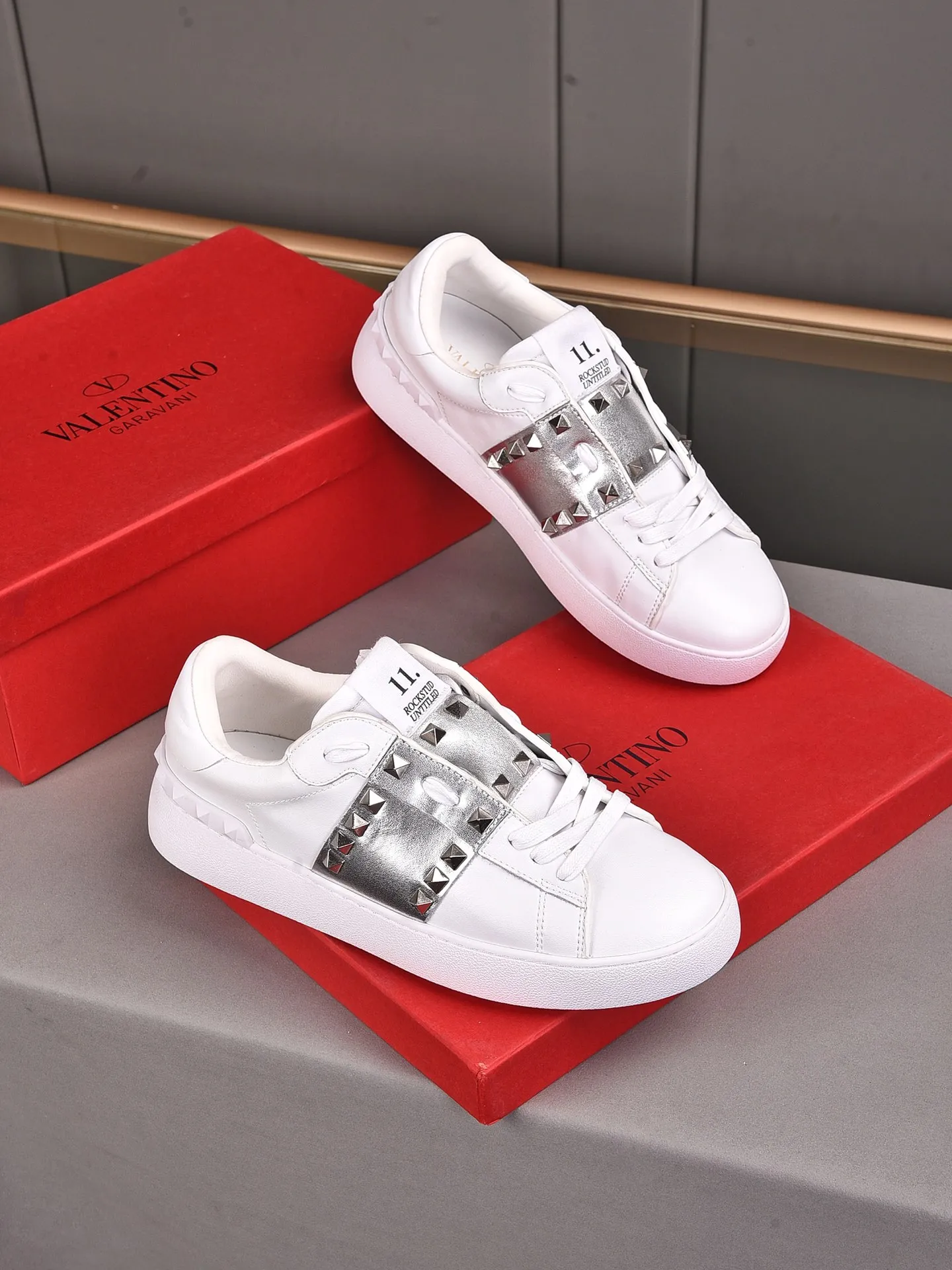 Men's shoes 440💰 (men and women couples) Valentino classic color matching series casual shoes. Made with heavy craftsmanship, good products pay attention to every detail. A must-have trendy item that can be worn all year round, it has been worn by many celebrities and Internet celebrities~~Imported cowhide surface, unique design concept, sheepskin lining, counter quality. Women’s clothing 35-40. Men’s clothing 39-44, 45-46 (returns and exchanges are not supported for custom-made items)